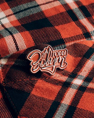 Металлический значок 