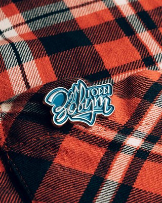 Металлический значок 