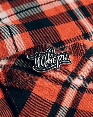 Металлический значок 